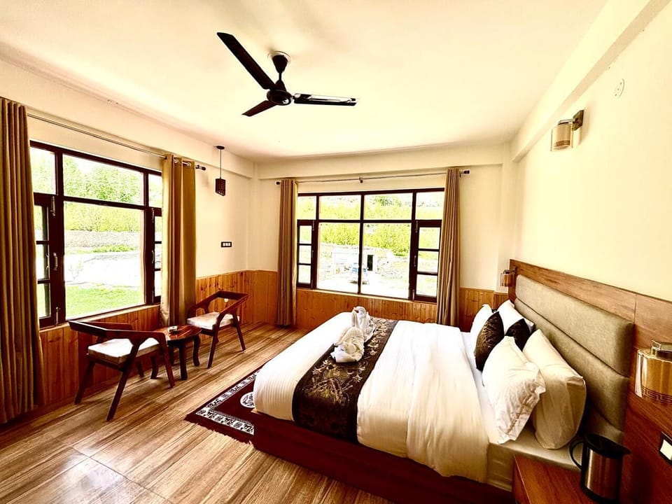 Deluxe Double Room, Mountain View | Desk, WiFi (free)