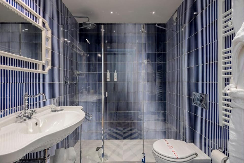 Deluxe Double Room, Sea View | Bathroom