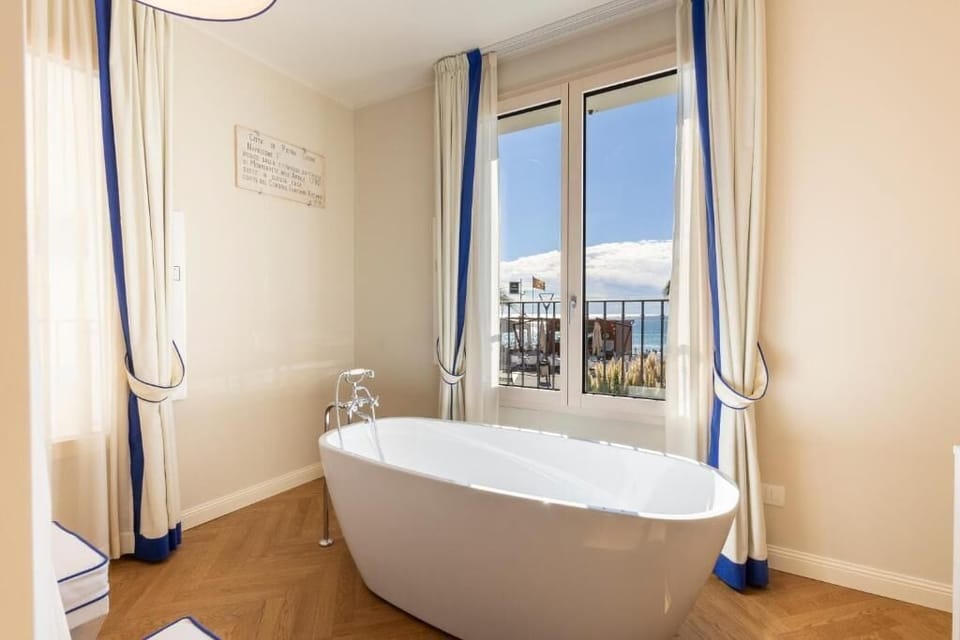 Junior Suite, Sea View | Bathroom