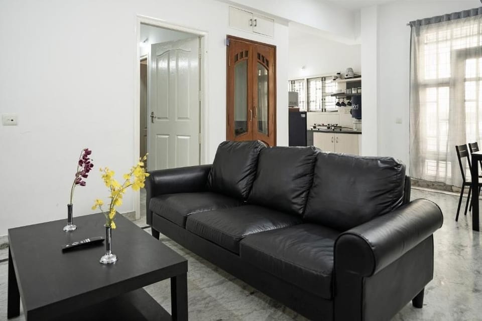 Standard Apartment, Balcony, City View | Living area