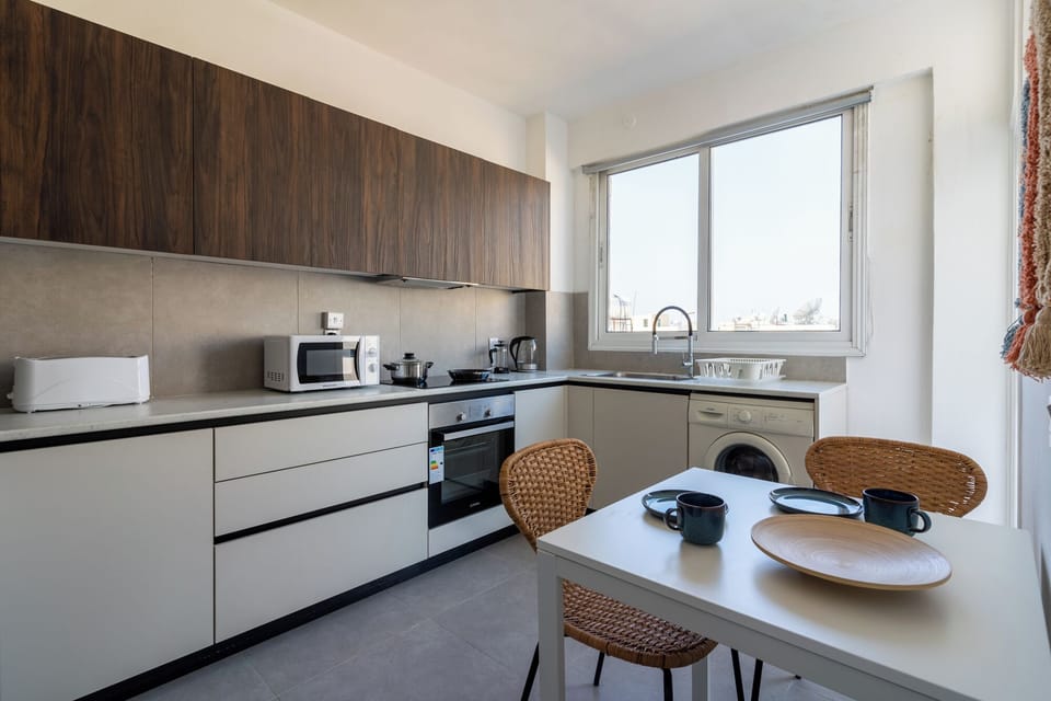 Apartment, 3 Bedrooms, Kitchen, City View | Private kitchen | Coffee/tea maker, full-size fridge, microwave, oven