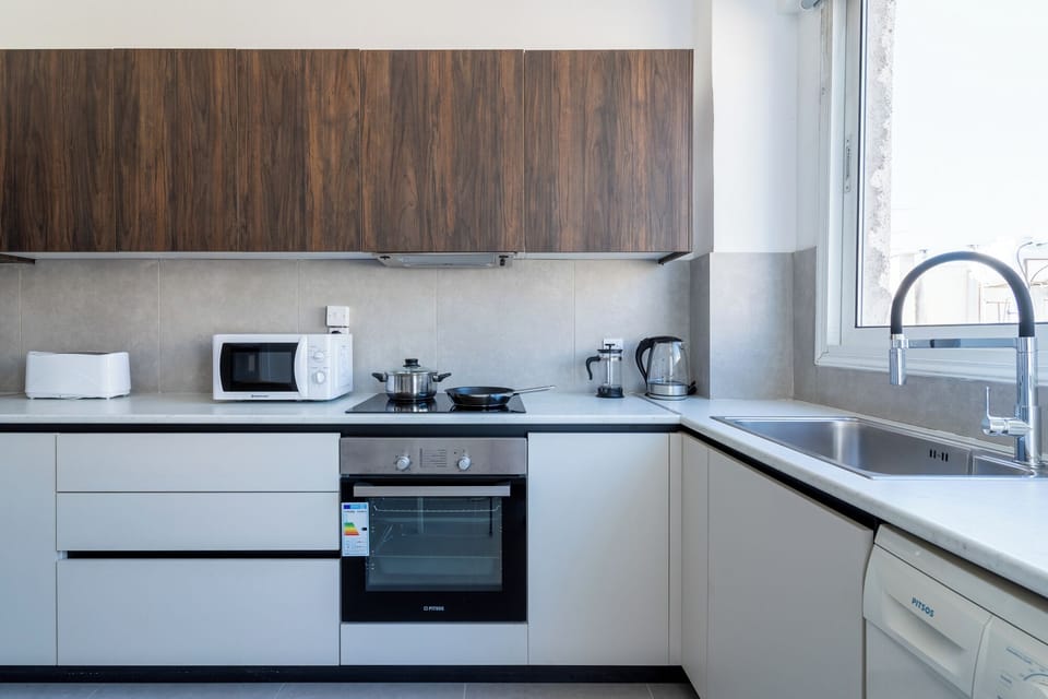 Apartment, 3 Bedrooms, Kitchen, City View | Private kitchen | Coffee/tea maker, full-size fridge, microwave, oven