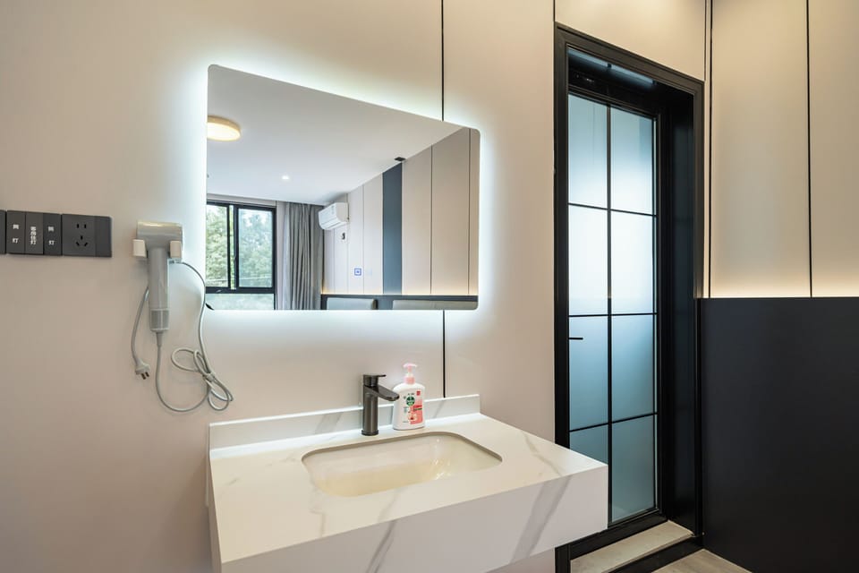 Senior Twin Room | Bathroom | Free toiletries, hair dryer, slippers, towels