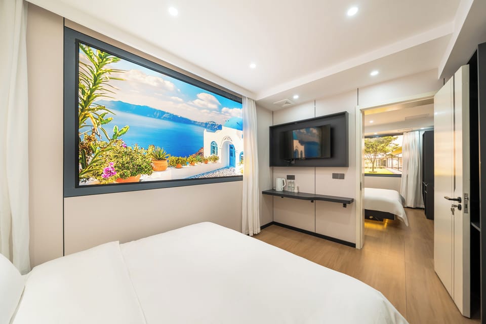 Romantic Studio Suite | Desk, blackout drapes, soundproofing, iron/ironing board