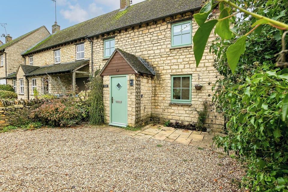 Beautiful 3 Bedroom Cotswold Cottage House in West Oxfordshire District