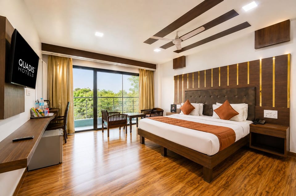 Deluxe Room, 1 King Bed | Premium bedding, desk, free WiFi, bed sheets
