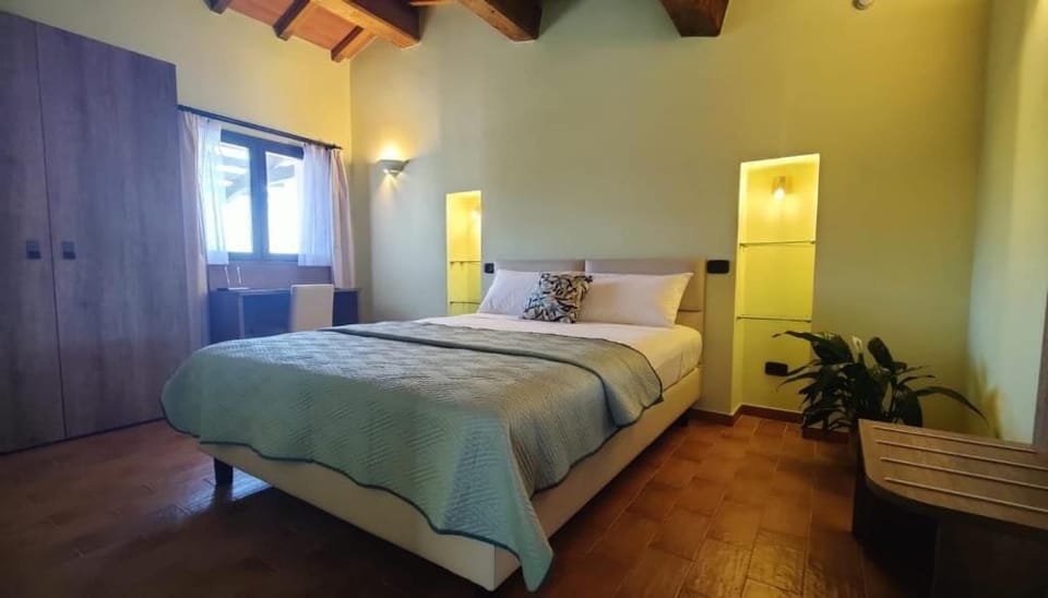 Deluxe Apartment, Garden View | In-room safe, desk, laptop workspace, WiFi (free)