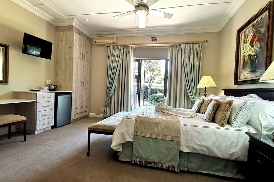 Room (2) | Premium bedding, in-room safe, individually decorated