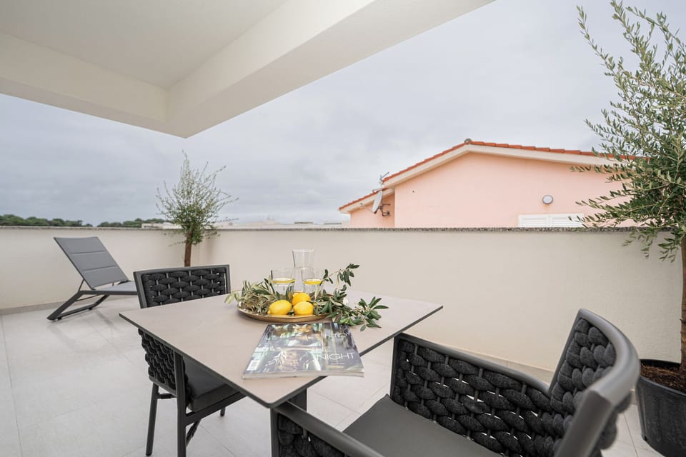 Deluxe Penthouse, 3 Bedrooms, Garden View | Outdoor dining