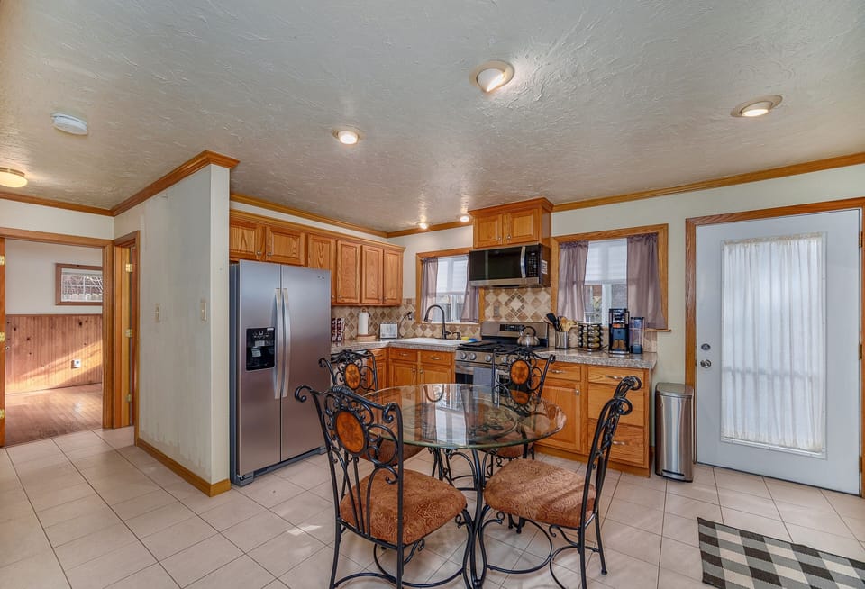 House, 2 Bedrooms | Private kitchen | Coffee/tea maker, fridge, oven, toaster