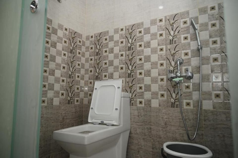 Basic Single Room | Bathroom | Slippers, towels, soap, shampoo