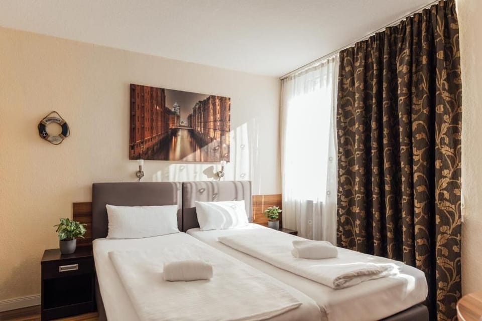 Standard Triple Room | Desk, free WiFi