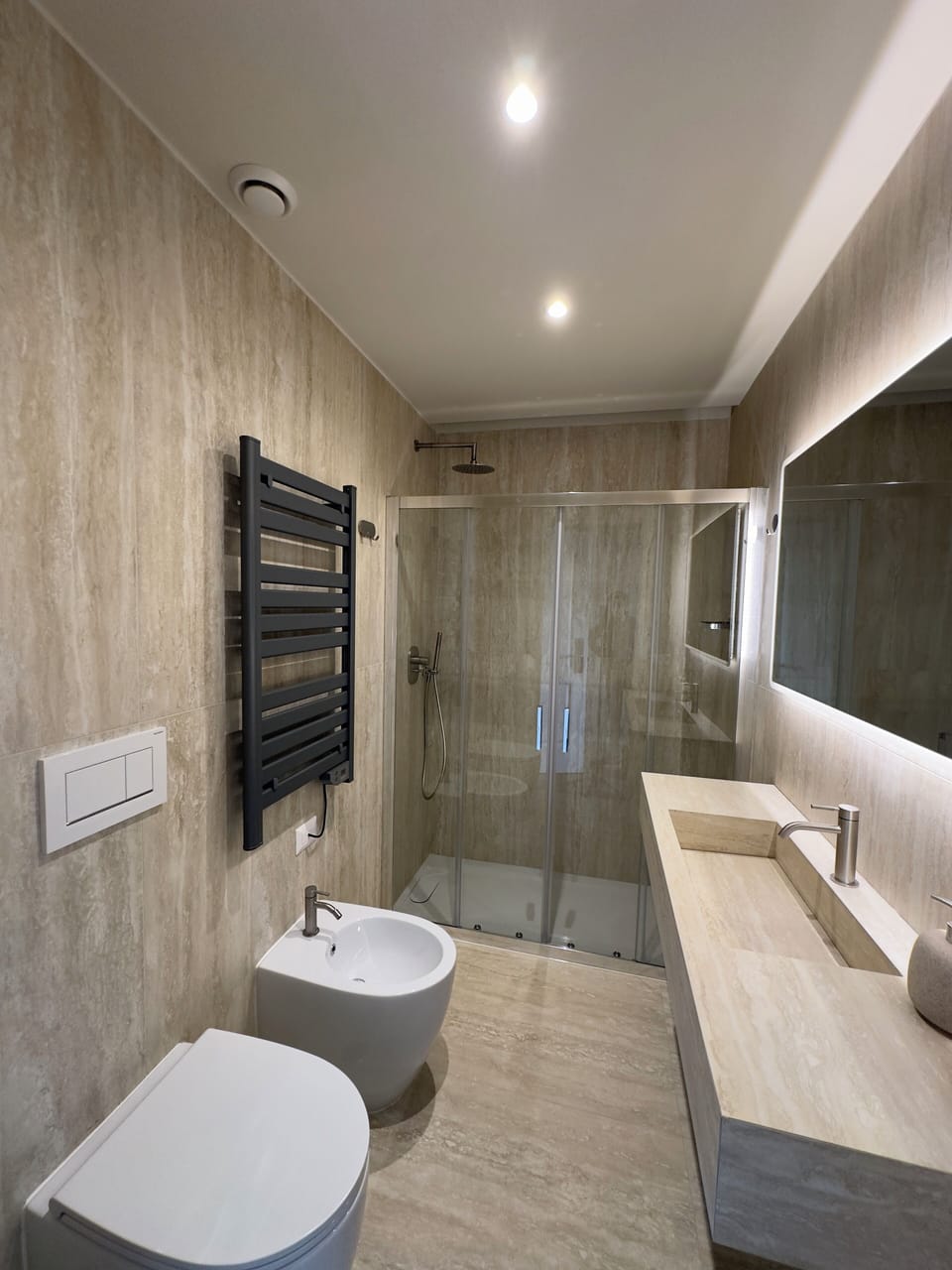Deluxe Triple Room | Bathroom | Shower, hair dryer, bidet, towels