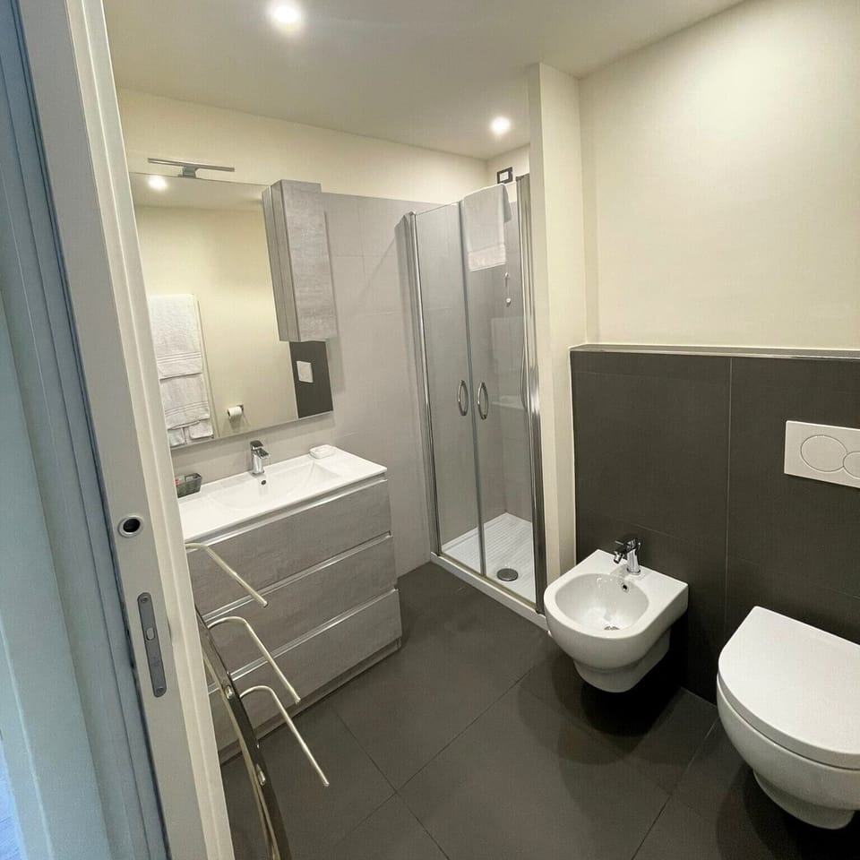 Standard Double or Twin Room, City View | Bathroom | Shower, free toiletries, hair dryer, towels
