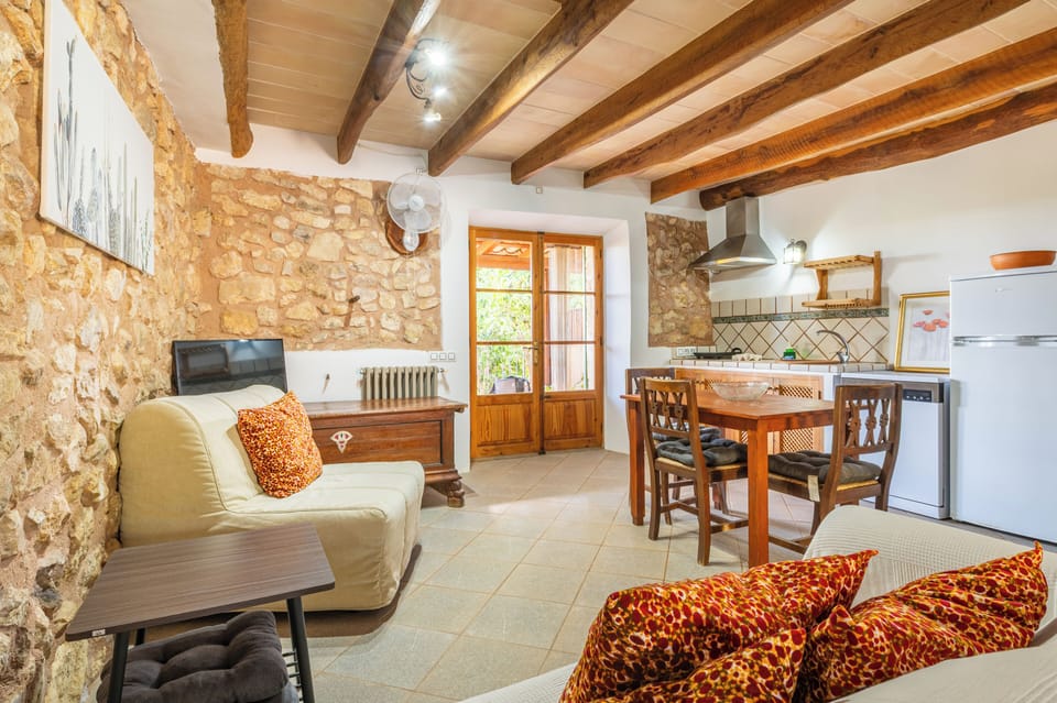 Studio, Terrace, Courtyard View | Living area | 22-inch flat-screen TV with cable channels