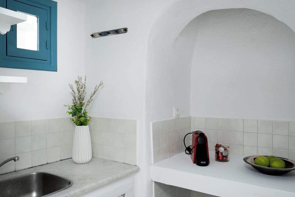 Cave Villa with Hot Tub & Caldera View | Soundproofing, free WiFi