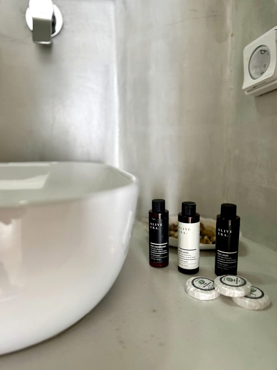 Superior Triple Room | Bathroom | Shower, free toiletries, hair dryer, towels