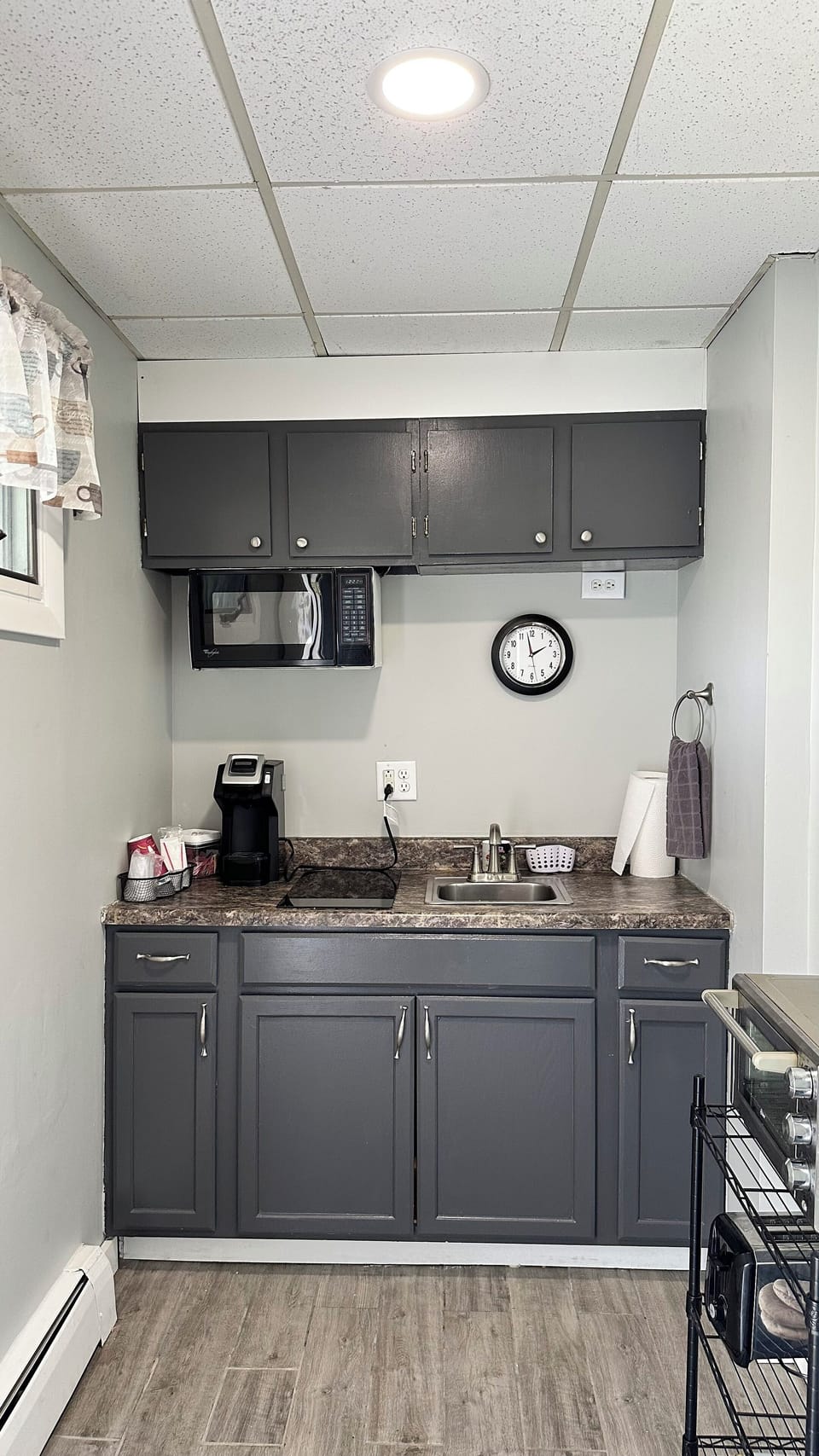 Suite | Private kitchenette | Fridge, coffee/tea maker