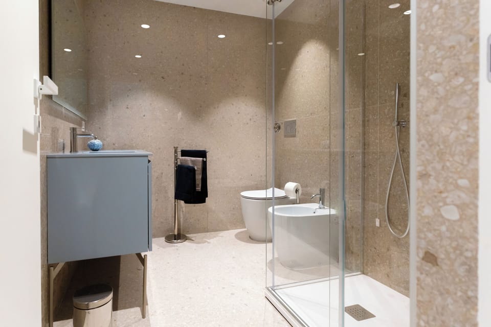 Deluxe Double Room, City View | Bathroom | Shower, free toiletries, hair dryer, bidet