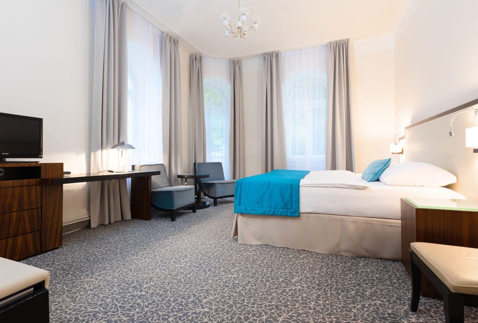 Classic Double or Twin Room | Minibar, in-room safe, desk, soundproofing