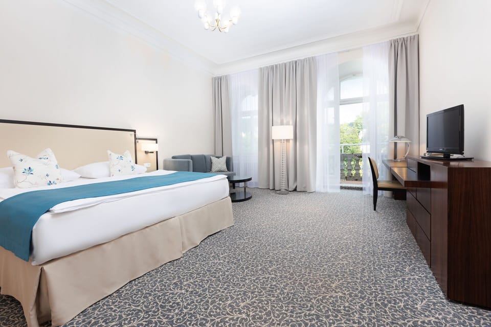 Deluxe Room | Minibar, in-room safe, desk, soundproofing