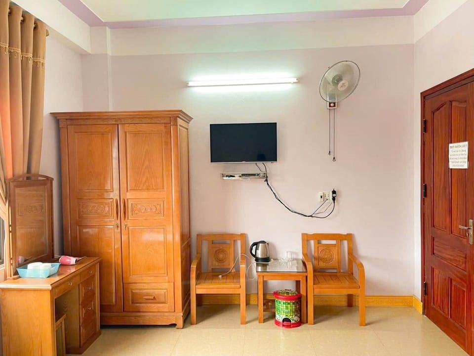 Shower, free toiletries, hair dryer, slippers