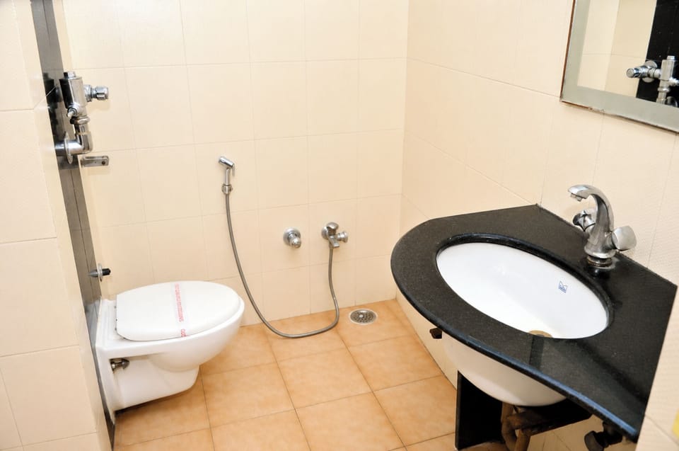 Superior Double Room | Bathroom | Shower, free toiletries, towels, soap
