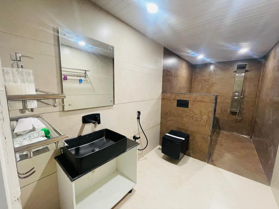 Family Suite, City View | Bathroom | Slippers, towels