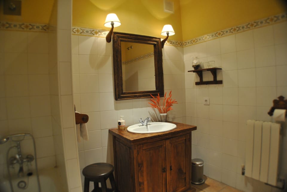 Double or Twin Room | Bathroom | Combined shower/tub, free toiletries, hair dryer, towels