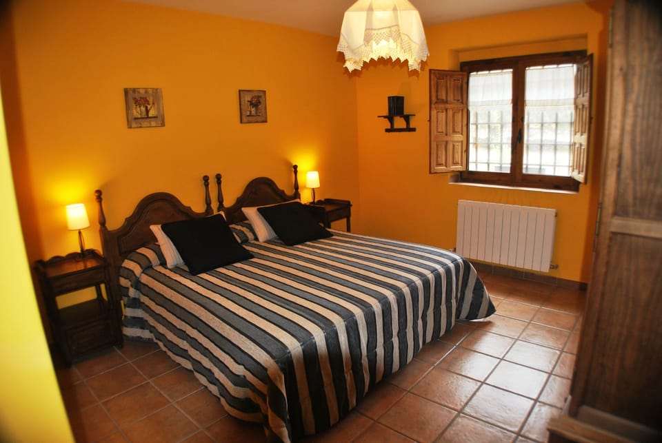 Double or Twin Room | Desk, free cribs/infant beds, bed sheets