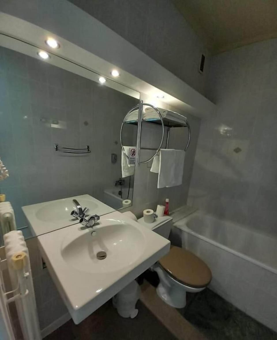 Comfort Double Room, City View | Bathroom | Shower, hair dryer, towels, shampoo