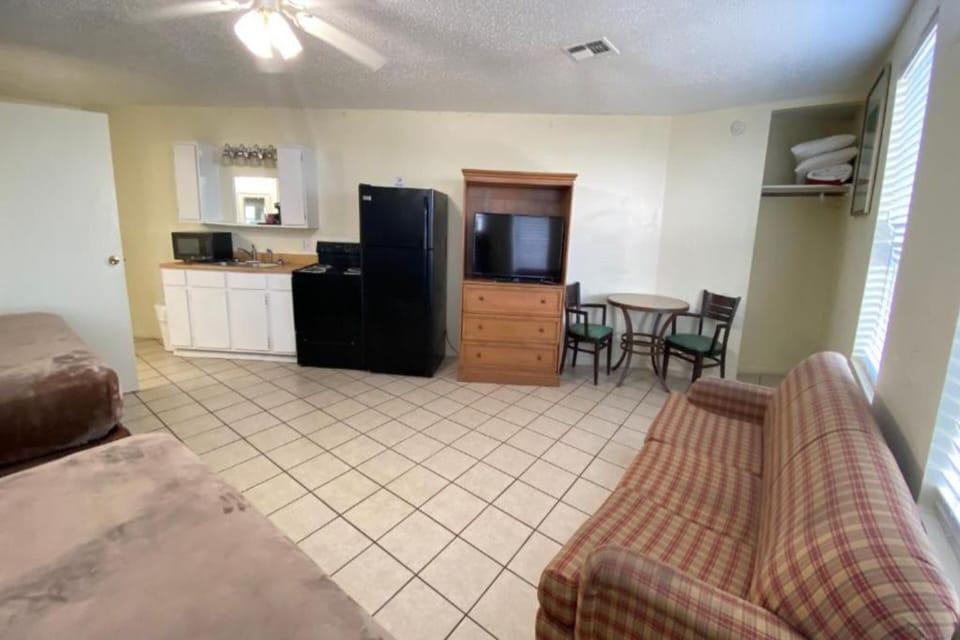 2 King Beds | WiFi (free), bed sheets