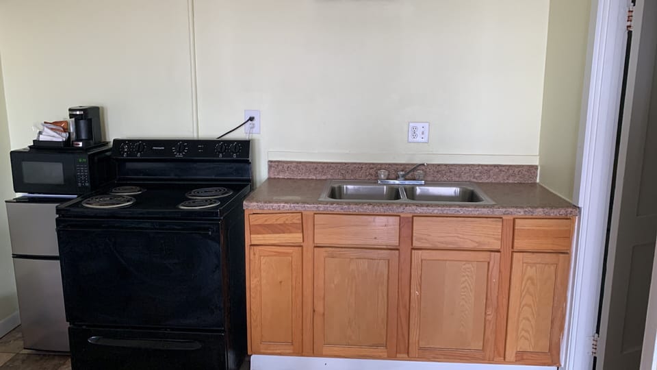 Premium Room, 1 King Bed, Kitchenette | Private kitchenette | Coffee/tea maker, mini-fridge, microwave
