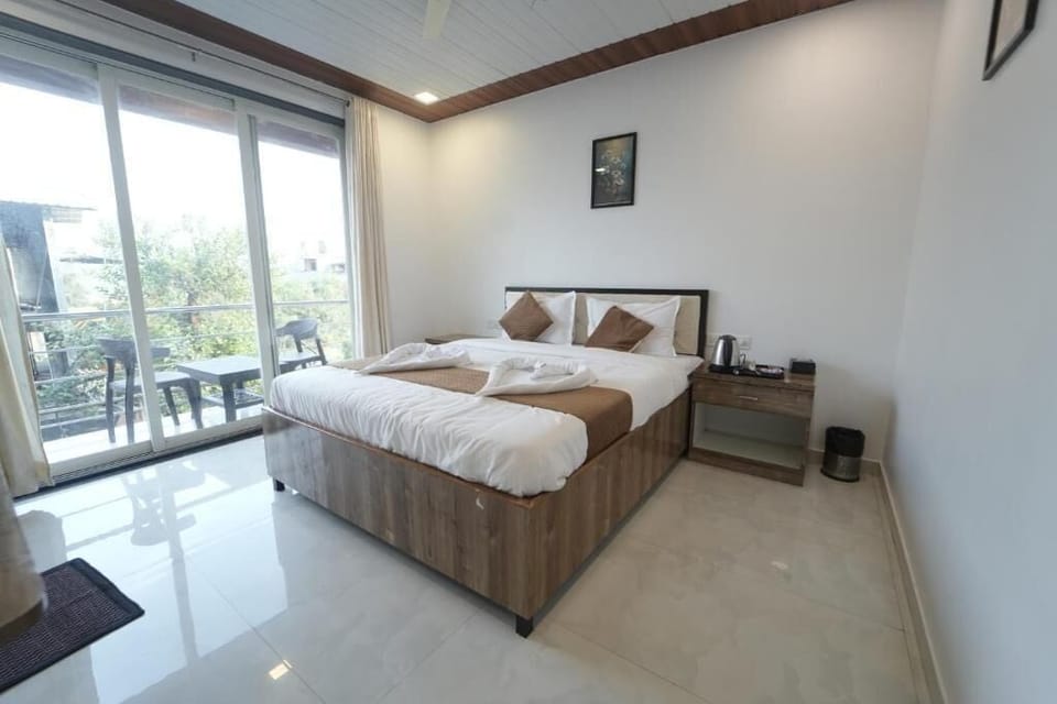 Deluxe Double or Twin Room, Mountain View | Desk, free WiFi