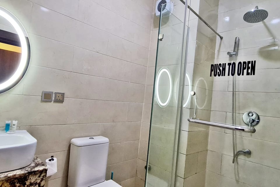 Executive Room | Bathroom | Shower, towels, soap, toilet paper