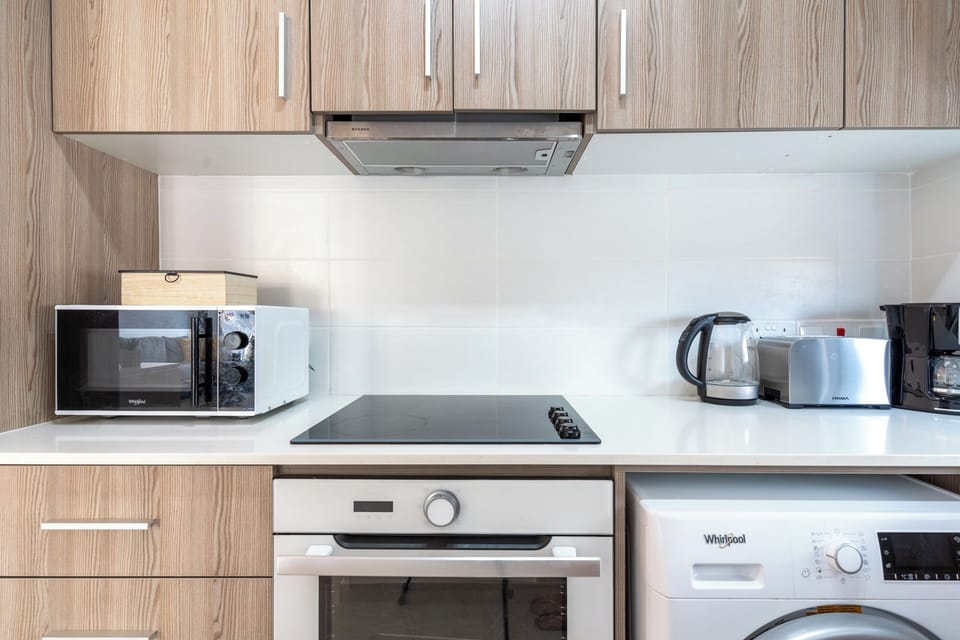 Apartment, 1 Bedroom, Kitchen, City View | Private kitchen | Coffee/tea maker, full-size fridge, microwave, oven