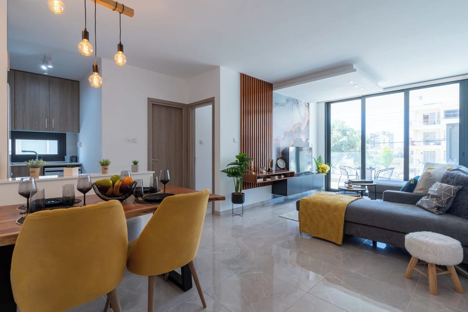 Apartment, 1 Bedroom, Kitchen, City View | Living area | Smart TV, Netflix, books, streaming services