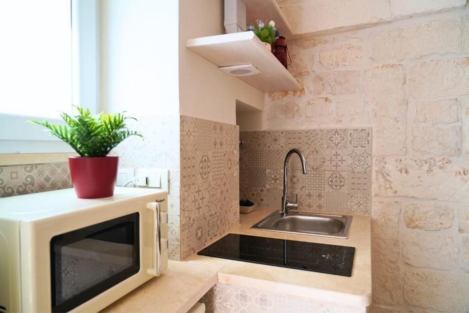 Comfort House, City View | Private kitchen | Fridge, microwave, stovetop, highchair