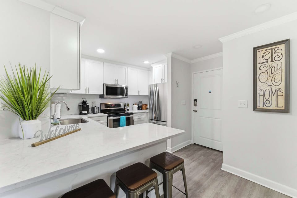 Condo, 1 Queen Bed with Sofa bed, Balcony, City View (Downtown Delight) | Private kitchen