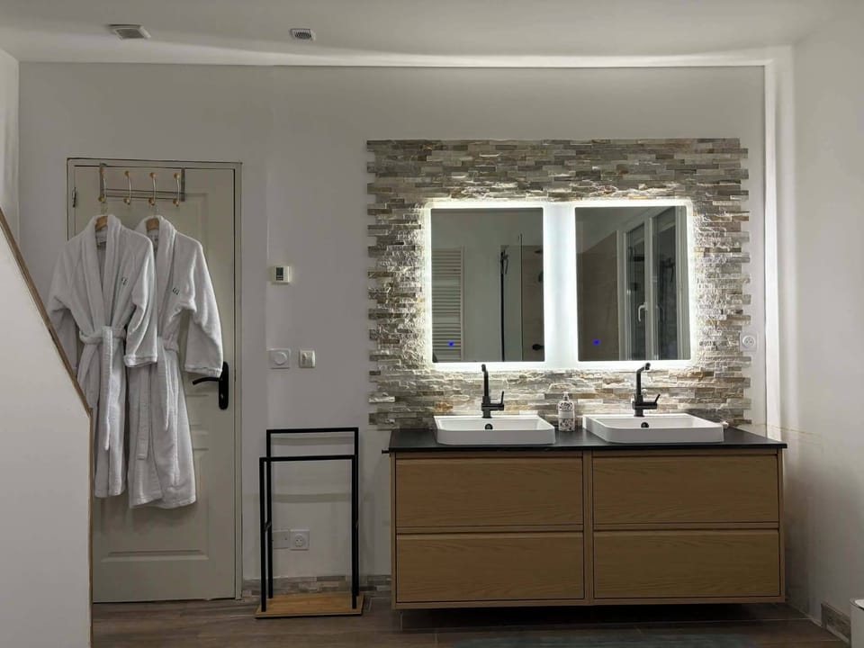 Junior Suite (Suite Marqueze) | Bathroom | Designer toiletries, bathrobes, slippers, soap