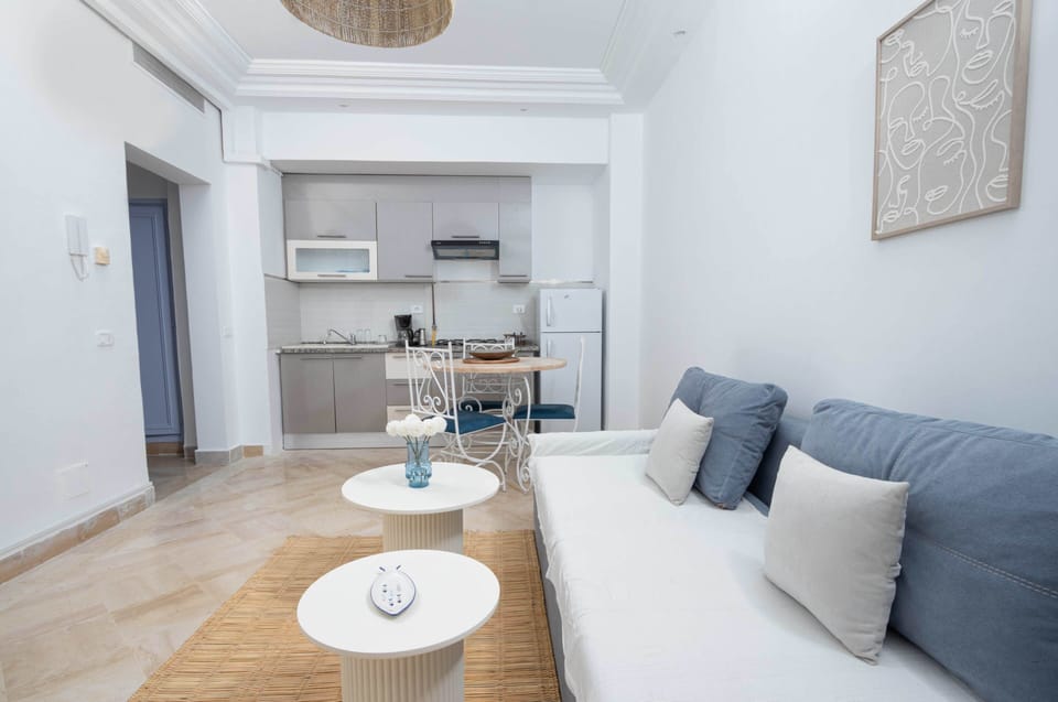 Apartment, 1 Bedroom, Smoking | Living room