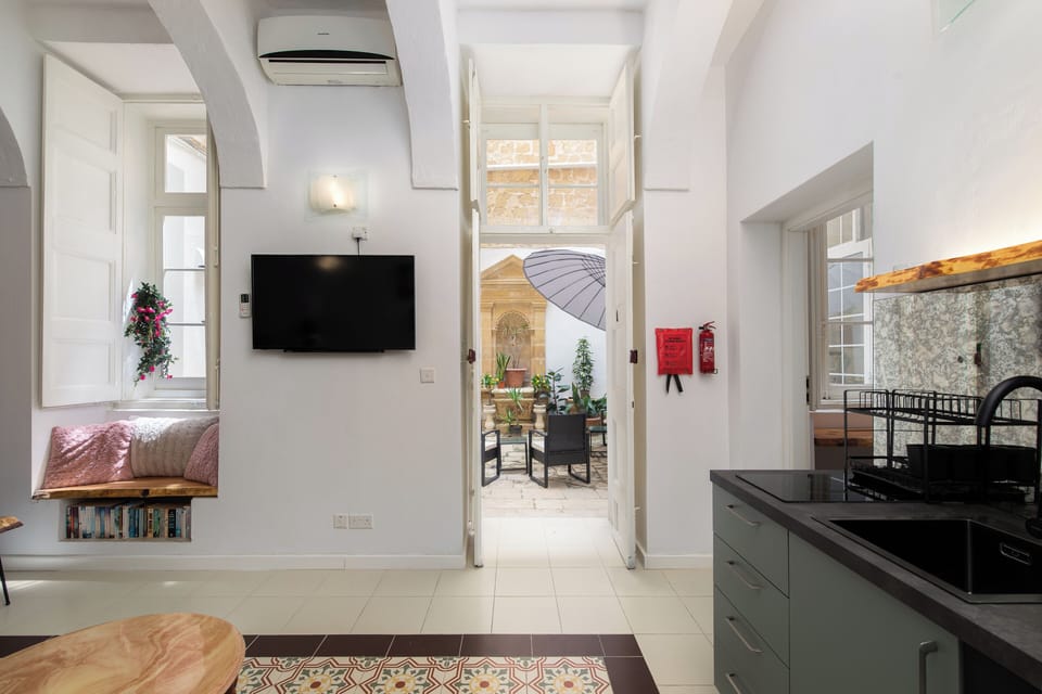 Apartment, 1 Queen Bed, City View | Interior