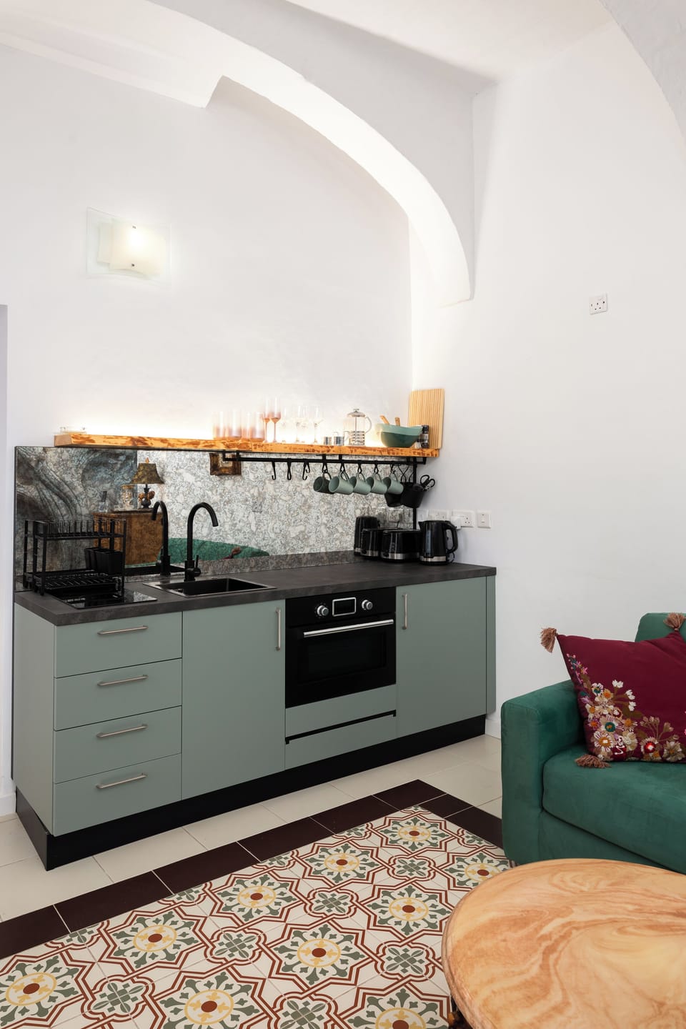 Apartment, 1 Queen Bed, City View | Private kitchen