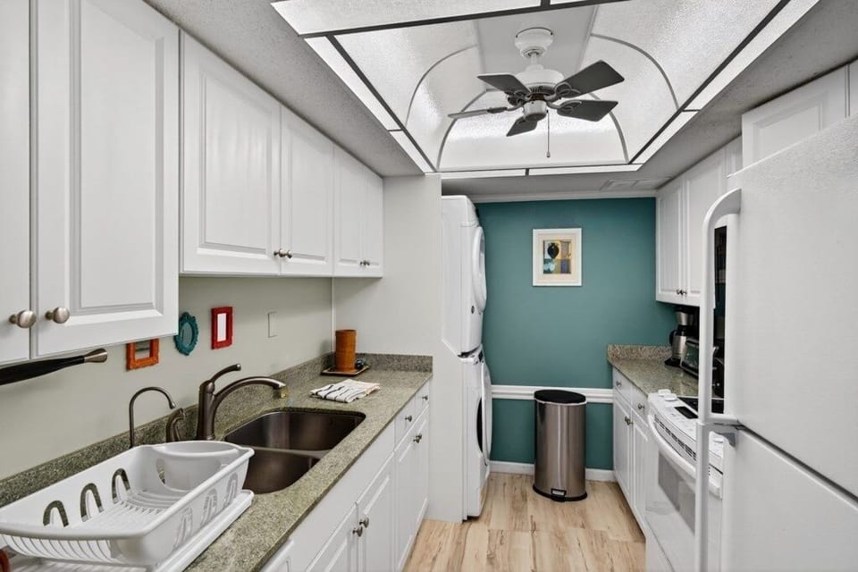 Condo, 2 Bedrooms | Private kitchen