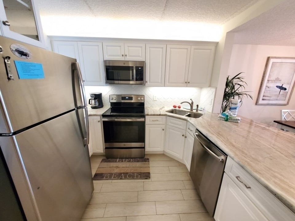 Condo, 2 Bedrooms | Private kitchen