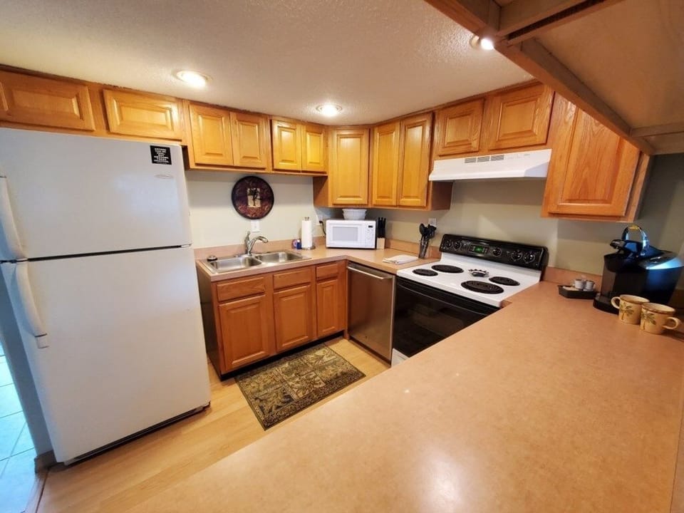 Condo, 2 Bedrooms | Private kitchen