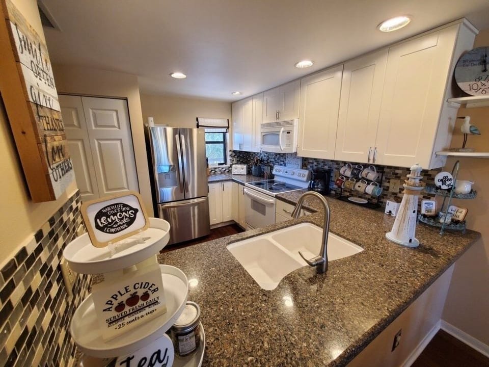 Condo, 2 Bedrooms | Private kitchen