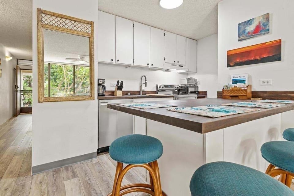 Condo, 1 Bedroom | Private kitchen | Fridge, oven, coffee/tea maker, toaster