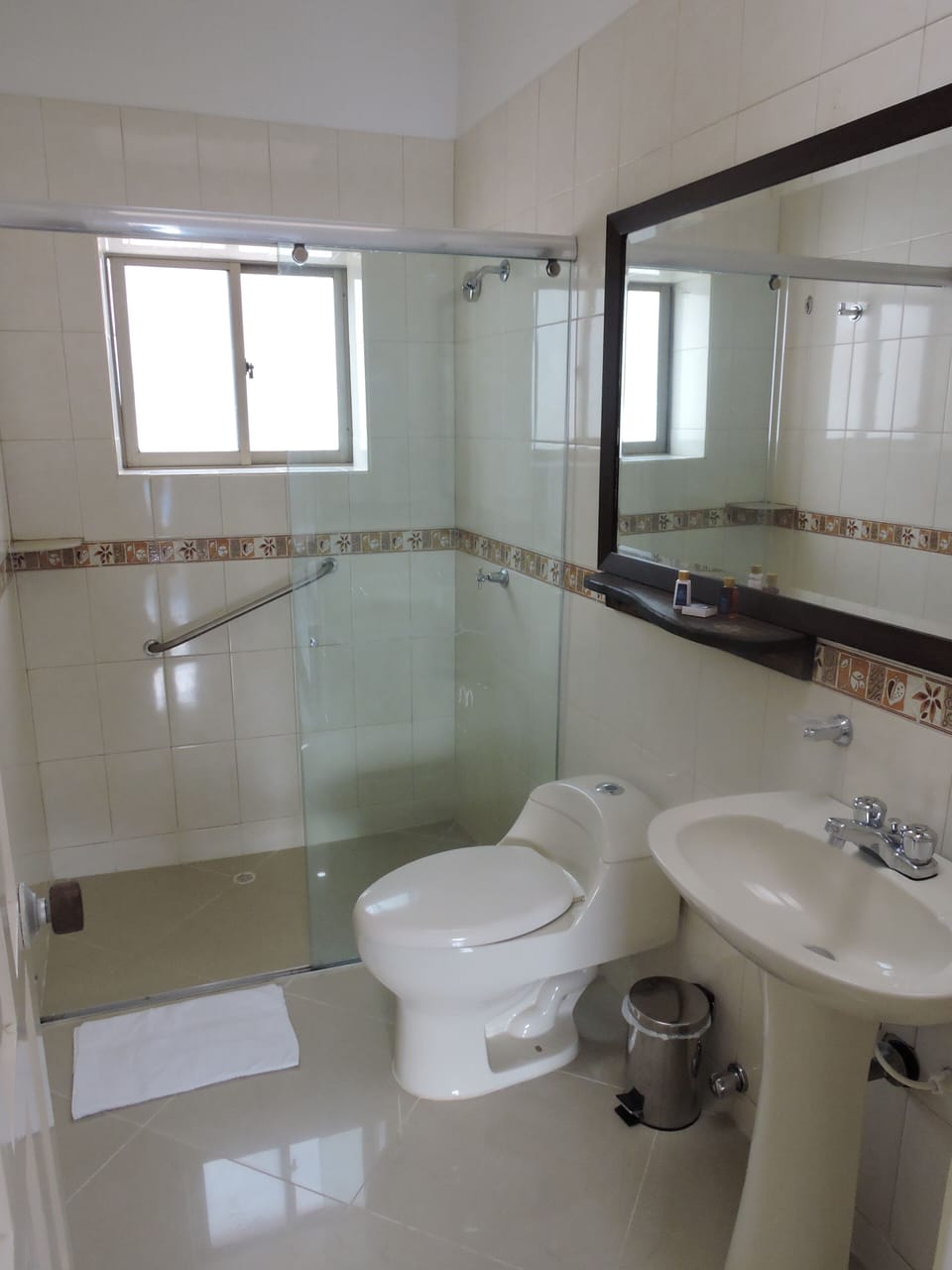 Shower, free toiletries, towels