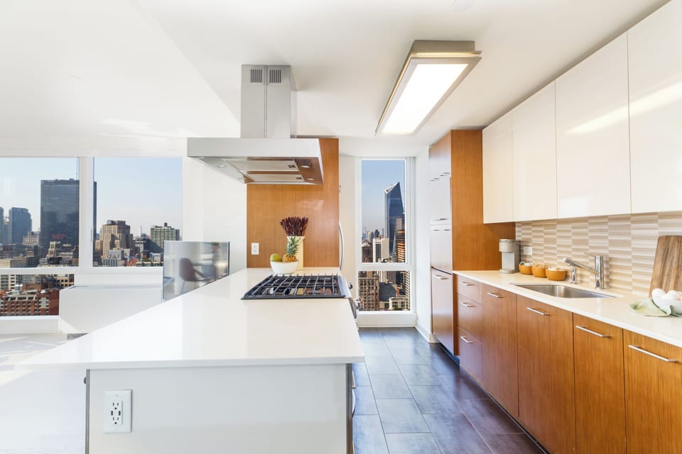 Business Room | Private kitchen | Full-size fridge, microwave, oven, stovetop